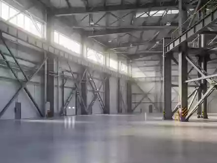 Eine moderne, leere Industriehalle mit hohen Decken und Stahlstrukturen bei natürlichem Lichteinfall. - Foto: über boerse-global.de