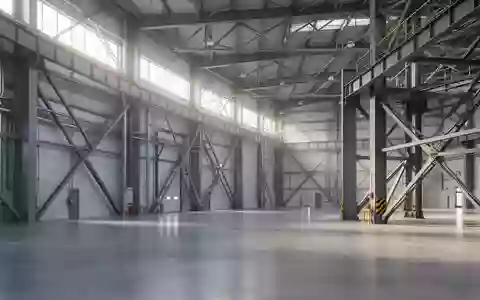 Eine moderne, leere Industriehalle mit hohen Decken und Stahlstrukturen bei natürlichem Lichteinfall. - Foto: über boerse-global.de