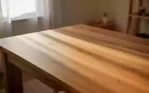 Ein minimalistischer Holztisch in einem hellen, ruhigen Raum mit sanftem Tageslicht und weichen Schatten. - Foto: über boerse-global.de