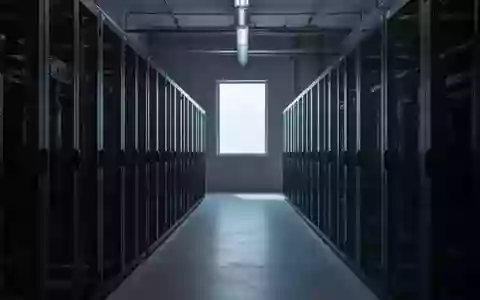 Leere, unbeleuchtete Server-Racks in einem industriellen Rechenzentrum bei gedimmtem Tageslicht. - Foto: über boerse-global.de