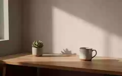Ein minimalistischer Schreibtisch aus Holz in einem hellen, sonnendurchfluteten Raum mit einer kleinen Sukkulente. - Foto: über boerse-global.de