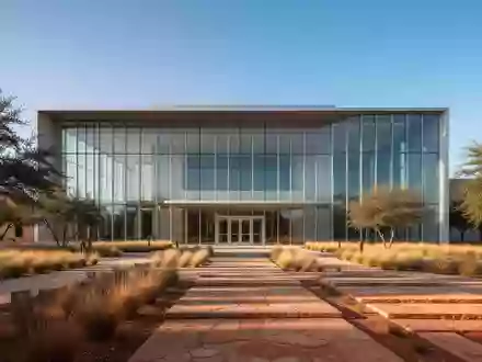 Ein minimalistisches Gerichtsgebäude in Texas unter einem klaren blauen Himmel mit einer Landschaft aus trockenem Gras. - Foto: über boerse-global.de