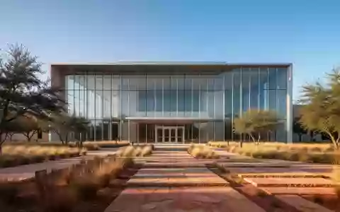Ein minimalistisches Gerichtsgebäude in Texas unter einem klaren blauen Himmel mit einer Landschaft aus trockenem Gras. - Foto: über boerse-global.de