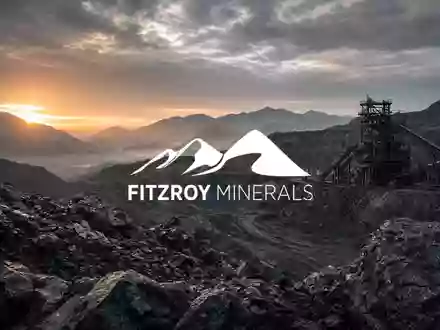 Weite, raue Berglandschaft bei Sonnenaufgang, die mineralreiche Gesteinsschichten und geologische Formationen zeigt. - Foto: ĂĽber boerse-global.de