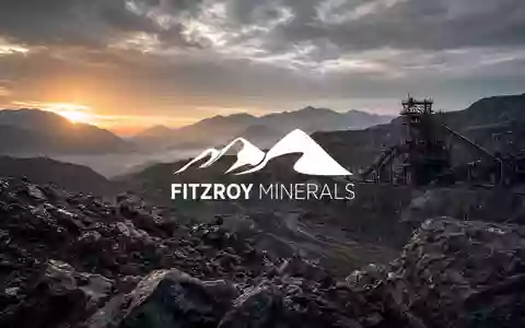 Weite, raue Berglandschaft bei Sonnenaufgang, die mineralreiche Gesteinsschichten und geologische Formationen zeigt. - Foto: über boerse-global.de