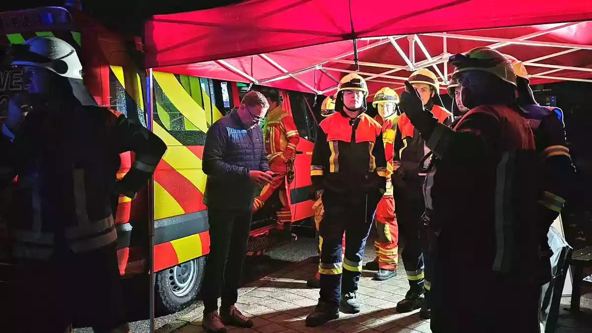 Die Feuerwehr war die ganze Nacht im Einsatz. - Bild: Kilian Pfeiffer/dpa