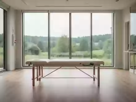 Ein heller, minimalistisch eingerichteter Behandlungsraum in einer Physiotherapiepraxis mit Blick ins Grüne. - Foto: über boerse-global.de