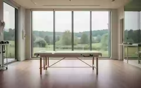 Ein heller, minimalistisch eingerichteter Behandlungsraum in einer Physiotherapiepraxis mit Blick ins Grüne. - Foto: über boerse-global.de