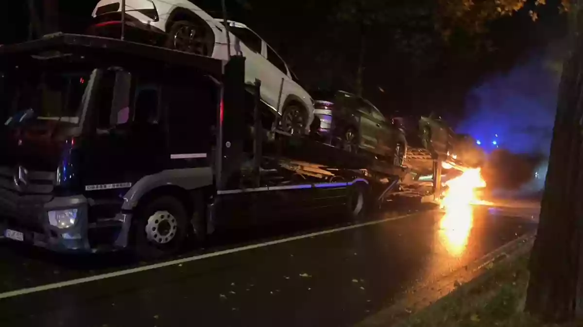 FW-DO: Dortmund Huckarde // Brand an einem Autotransporter - Bild: presseportal.de