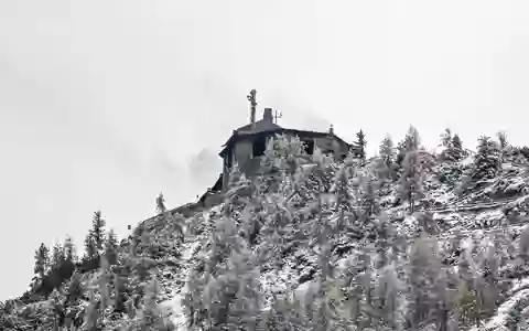 Am Morgen brannte es noch im Kehlsteinhaus.  - Foto: Jason Tschepljakow/dpa