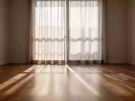 Ein heller, minimalistischer Raum mit natürlichem Licht und weichen Schatten, der Ruhe und Klarheit ausstrahlt. - Foto: über boerse-global.de