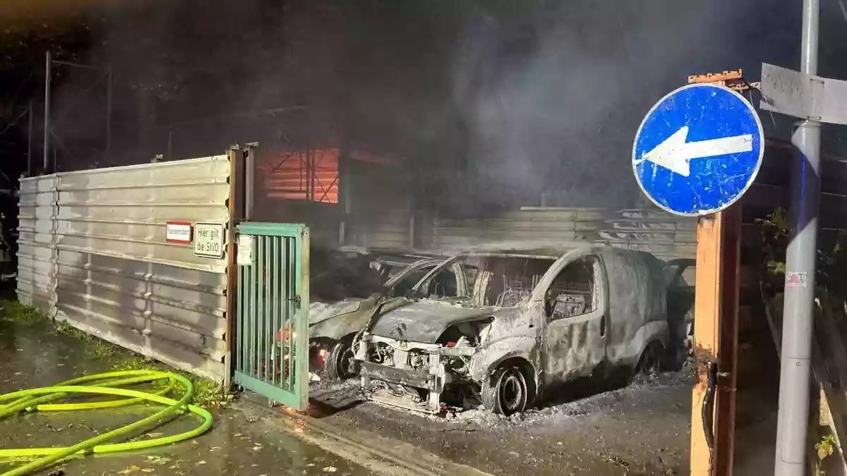 FW-E: Fahrzeuge in Flammen - Feuerwehr löscht Brand an der Stauderstraße - Bild: presseportal.de