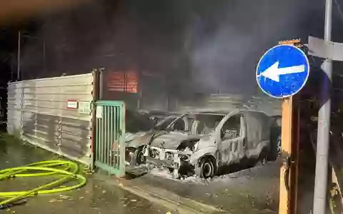 FW-E: Fahrzeuge in Flammen - Feuerwehr löscht Brand an der Stauderstraße - Foto: presseportal.de
