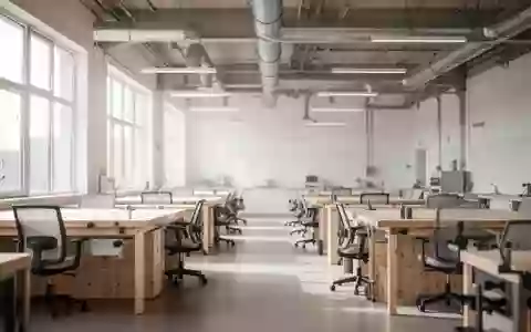 Ein heller, moderner Arbeitsraum in einer Rehabilitationswerkstatt mit leeren Arbeitstischen und ergonomischen Stühlen. - Foto: über boerse-global.de