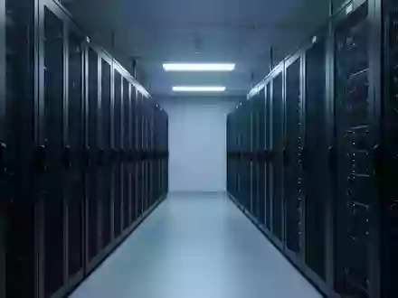 Reihen von Server-Racks in einem modern beleuchteten Rechenzentrum. - Foto: über boerse-global.de