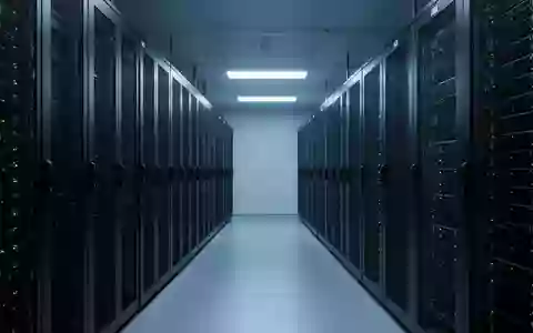 Reihen von Server-Racks in einem modern beleuchteten Rechenzentrum. - Foto: über boerse-global.de
