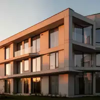 Moderne Wohnhausfassade bei Sonnenuntergang als Symbol für Mietverhältnisse und Wohnungswirtschaft. - Foto: über boerse-global.de