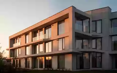 Moderne Wohnhausfassade bei Sonnenuntergang als Symbol für Mietverhältnisse und Wohnungswirtschaft. - Foto: über boerse-global.de