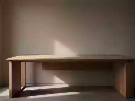 Ein minimalistischer, leerer Schreibtisch in einem modern eingerichteten Arbeitszimmer mit sanftem Tageslicht. - Foto: über boerse-global.de