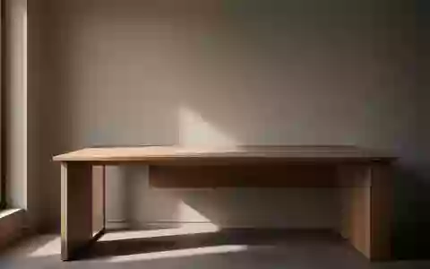 Ein minimalistischer, leerer Schreibtisch in einem modern eingerichteten Arbeitszimmer mit sanftem Tageslicht. - Foto: über boerse-global.de