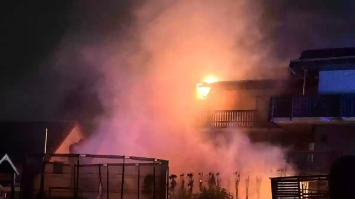 FW Bad Oeynhausen: Wohnhausbrand - Menschenleben in Gefahr - Bild: presseportal.de