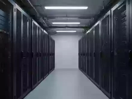 Ein minimalistischer Serverraum mit dunklen Schaltschränken und industrieller Verkabelung in kühler Beleuchtung. - Foto: über boerse-global.de