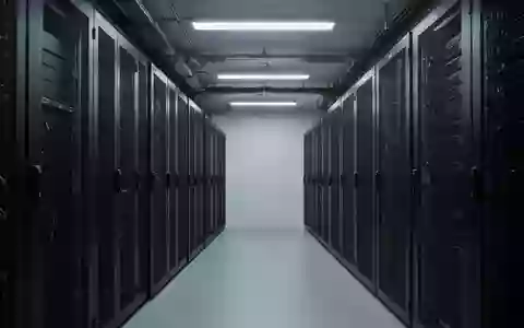 Ein minimalistischer Serverraum mit dunklen Schaltschränken und industrieller Verkabelung in kühler Beleuchtung. - Foto: über boerse-global.de