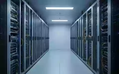 Ein moderner, minimalistischer Serverraum mit ordentlich angeordneten Server-Racks in einer professionellen Arbeitsumgebung. - Foto: über boerse-global.de