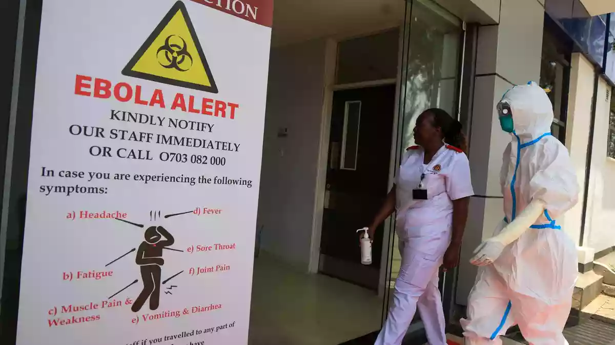 Medizinisches Personal geht vor einer Ebola-Isolationsstation im Nairobi Hospital. (Archivbild) - Bild: Andrew Kasuku/AP/dpa