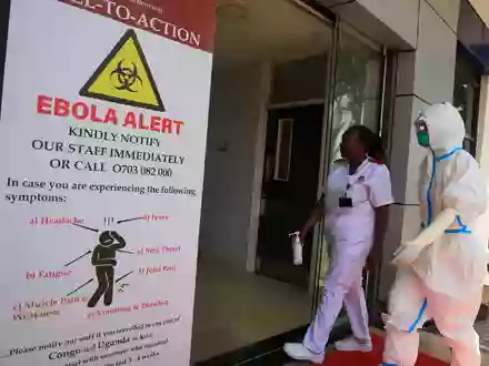 Medizinisches Personal geht vor einer Ebola-Isolationsstation im Nairobi Hospital. (Archivbild) - Foto: Andrew Kasuku/AP/dpa