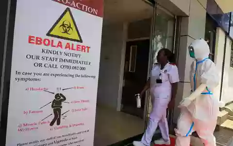 Medizinisches Personal geht vor einer Ebola-Isolationsstation im Nairobi Hospital. (Archivbild) - Foto: Andrew Kasuku/AP/dpa