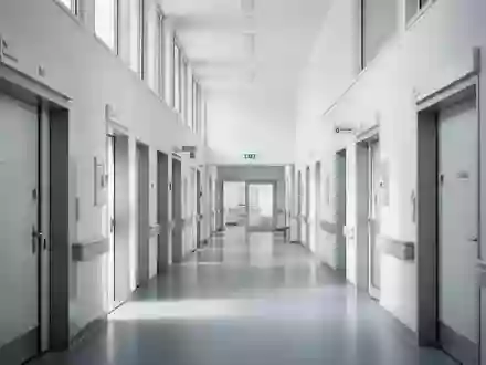 Ein heller, moderner Klinikflur in einem Universitätsklinikum ohne Personen. - Foto: über boerse-global.de