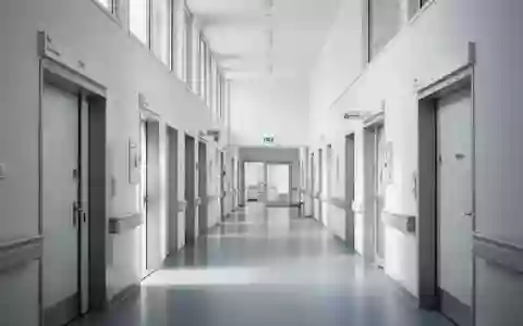 Ein heller, moderner Klinikflur in einem Universitätsklinikum ohne Personen. - Foto: über boerse-global.de