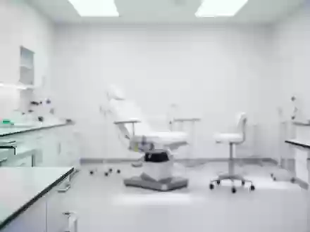 Ein klinisch-nüchterner medizinischer Untersuchungsraum in einem Forschungslabor mit neutralen Oberflächen und sanftem Licht. - Foto: über boerse-global.de