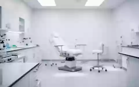 Ein klinisch-nüchterner medizinischer Untersuchungsraum in einem Forschungslabor mit neutralen Oberflächen und sanftem Licht. - Foto: über boerse-global.de