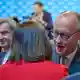 Ilse Aigner wird auf dem Parteitag gefeiert - und vom Kanzler auf beide Wangen geküsst. - Bild: Peter Kneffel/dpa