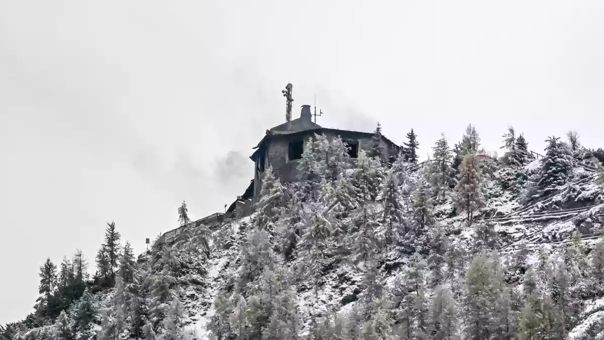 Am Morgen brannte es noch im Kehlsteinhaus.  - Bild: Jason Tschepljakow/dpa