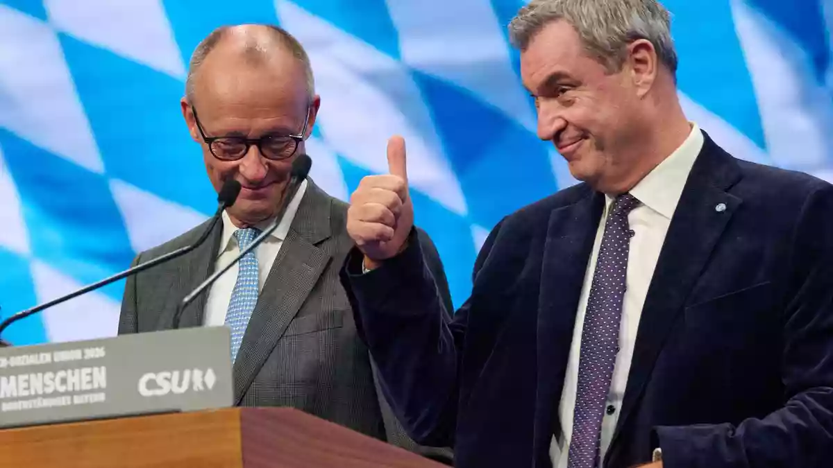Friedrich Merz und Markus Söder stehen auf dem CSU-Parteitag eng zusammen. - Bild: Peter Kneffel/dpa