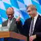 Friedrich Merz und Markus Söder stehen auf dem CSU-Parteitag eng zusammen. - Bild: Peter Kneffel/dpa