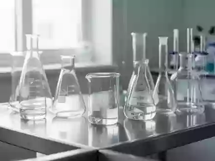 Sterile Laborausstattung mit Glasgefäßen auf einer Edelstahloberfläche in einer klinischen Umgebung - Foto: über boerse-global.de