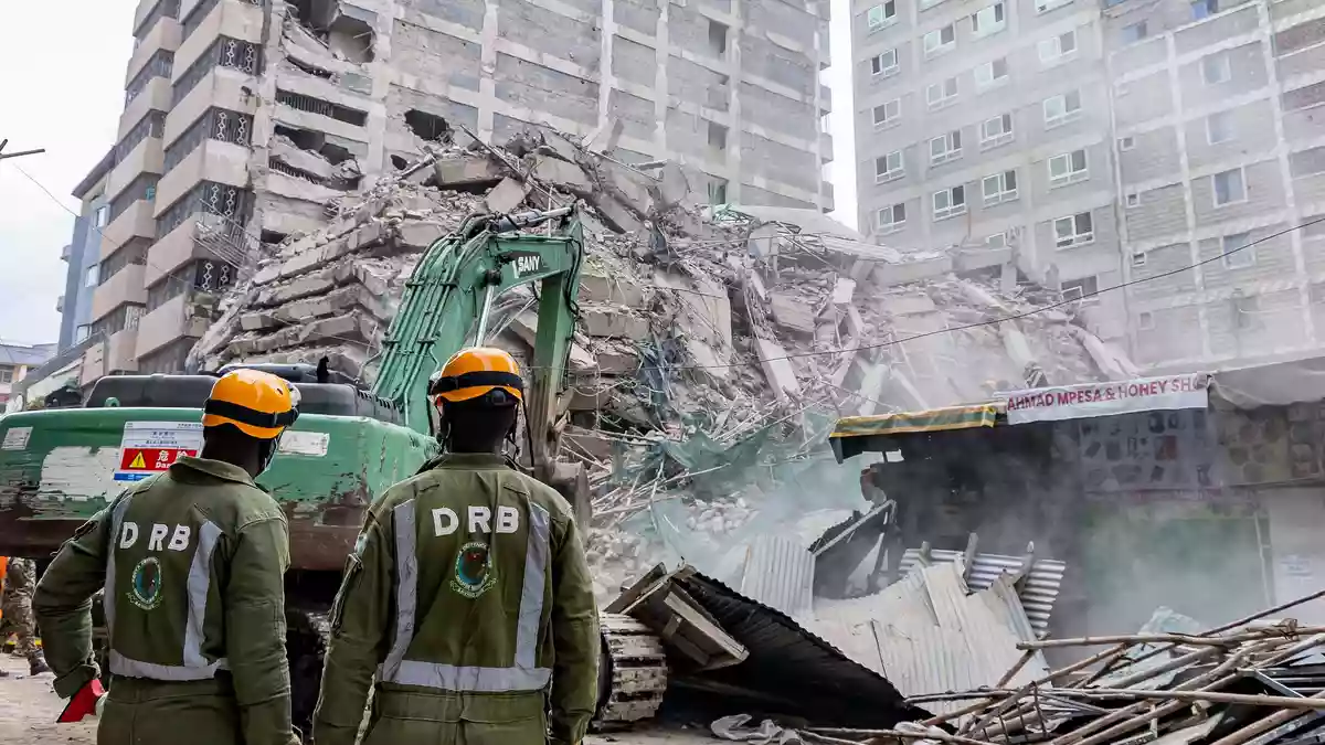 Rettungskräfte führen Such- und Rettungsmaßnahmen an der Stelle eines eingestürzten mehrstöckigen Gebäudes durch, das sich im Stadtteil Eastleigh in Nairobi im Bau befand. - Bild: Boniface Muthoni/SOPA Images via ZUMA Press Wire/dpa