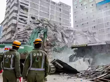 Rettungskräfte führen Such- und Rettungsmaßnahmen an der Stelle eines eingestürzten mehrstöckigen Gebäudes durch, das sich im Stadtteil Eastleigh in Nairobi im Bau befand. - Foto: Boniface Muthoni/SOPA Images via ZUMA Press Wire/dpa
