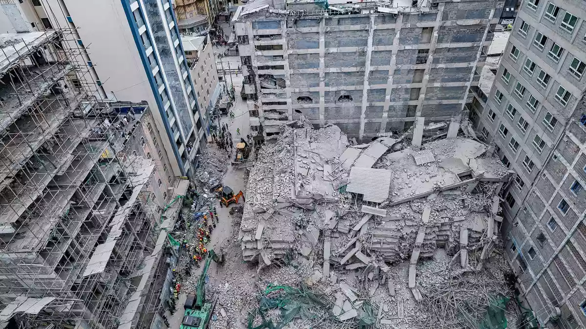 Rettungskräfte führen Such- und Rettungsmaßnahmen an der Stelle eines eingestürzten mehrstöckigen Gebäudes durch, das sich im Stadtteil Eastleigh in Nairobi im Bau befand. - Bild: Boniface Muthoni/SOPA Images via ZUMA Press Wire/dpa