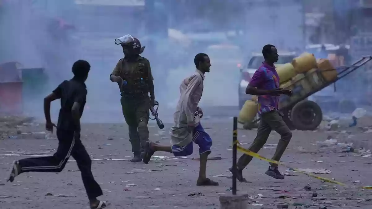 Nach dem Einsturz eines mehrstöckigen Gebäudes in Nairobi setzt die kenianische Polizei Tränengasgranaten ein, um Menschen vom Unglücksort zu vertreiben.  - Bild: Brian Inganga/AP/dpa