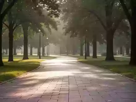Ein leerer, sonnendurchfluteter Gehweg in einem Park, der zu einem Spaziergang einlädt. - Foto: über boerse-global.de