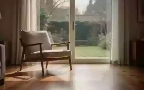 Ein sonnendurchfluteter, ruhiger Wohnraum mit einem Sessel vor einem Fenster, der eine Atmosphäre von Stille vermittelt. - Foto: über boerse-global.de
