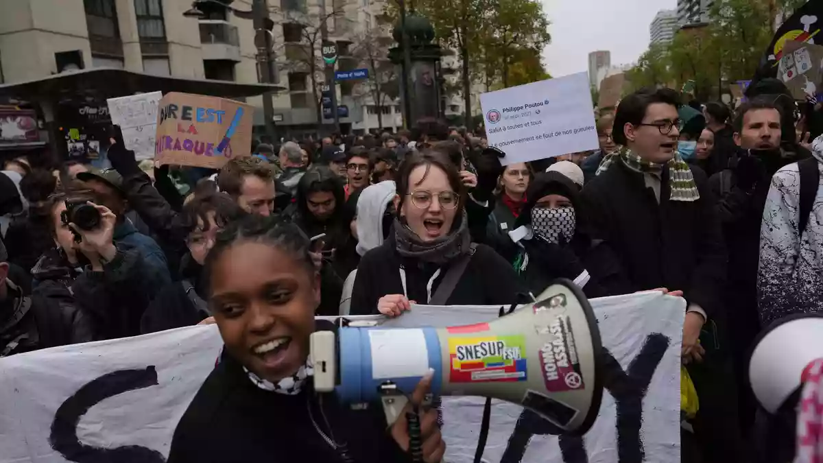 Die Proteste richten sich mittlerweile auch gegen die hohen Preise für Sprit, Lebensmittel und Mieten.  - Bild: Thibault Camus/AP/dpa