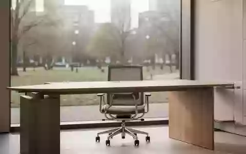 Ein leerer, aufgeräumter Büroarbeitsplatz mit einem Schreibtisch und einem Bürostuhl in einem hellen, ruhigen Raum. - Foto: über boerse-global.de