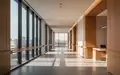 Barrierefreie Büroarchitektur mit weiten Gängen und hellem Tageslicht für eine inklusive Arbeitsumgebung. - Foto: über boerse-global.de