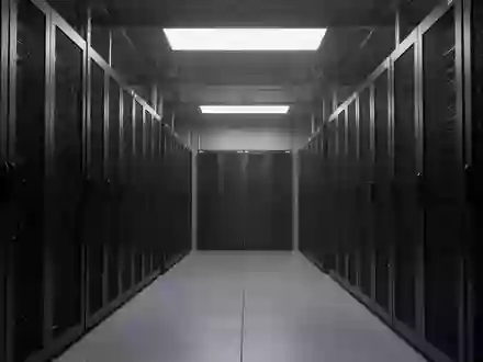 Ein steriler, menschenleerer Serverraum mit dunklen, inaktiven Serverschränken in einem industriellen Gebäude. - Foto: über boerse-global.de